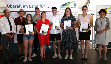 Die Jahrgangsbesten Winzer und Winzerinnen freuen sich ber ihre Auszeichnung. 