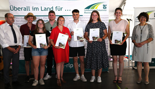 Die Jahrgangsbesten Winzer und Winzerinnen freuen sich ber ihre Auszeichnung. 