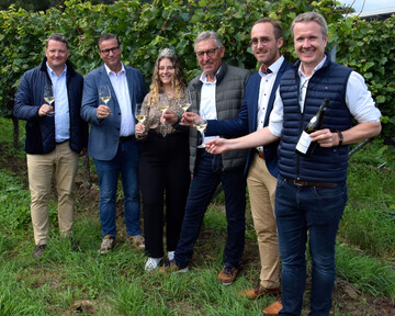 Zufriedene Gesichter bei der Herbstpressekonferenz des Badischen Weinbauverbandes (v. l.): Holger Klein (Geschftsfhrer), Peter Hauk (Landwirtschaftsminister), Lucia Winterhalter (Badische Weinknigin), Rainer Zeller (Weinbauprsident), Benjamin Bohn (Brgermeister Vogtsburg im Kaiserstuhl) und Thomas Weiler (Geschftsfhrer der Bischoffinger Winzer).