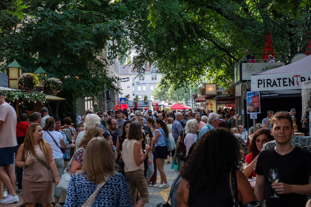 Schon am Erffnungstag herrschte auf dem Weindorf reges Treiben rund um das Heilbronner Rathaus.