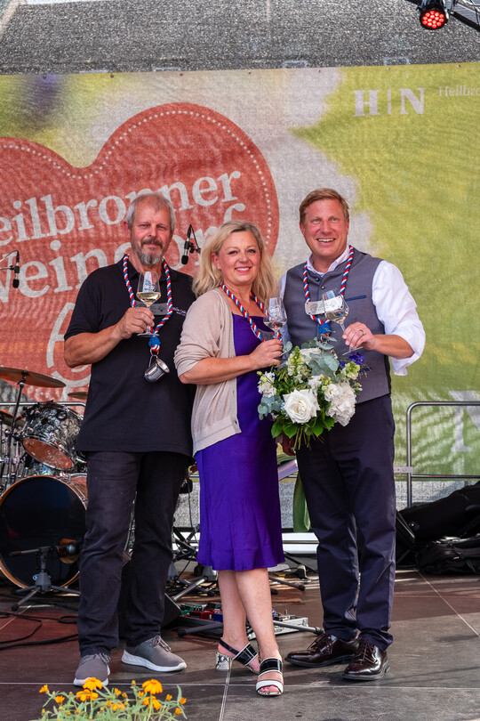 Bei der Eröffnungsfeier (v. l.): Nico Weinmann (Vorsitzender Wir für Heilbronn), Natalie Lumpp (Edelfrau des Herbstes Nr. 166) und Hubert Vogt (Herbstritte Nr. 167).