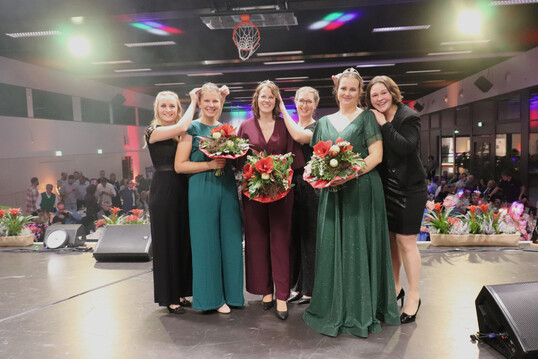 Bei der Krnung im Jahr 2023: Birthe Meseke (Weinprinzessin 2023), Jule Mayr (Weinprinzessin 2024), Larissa Salcher (Weinknigin 2024), Carolin Golter (Weinknigin 2023), Vivien Jesse (Weinprinzessin 2024) und Lisa-Marie Blatt (Weinprinzessin 2023).
