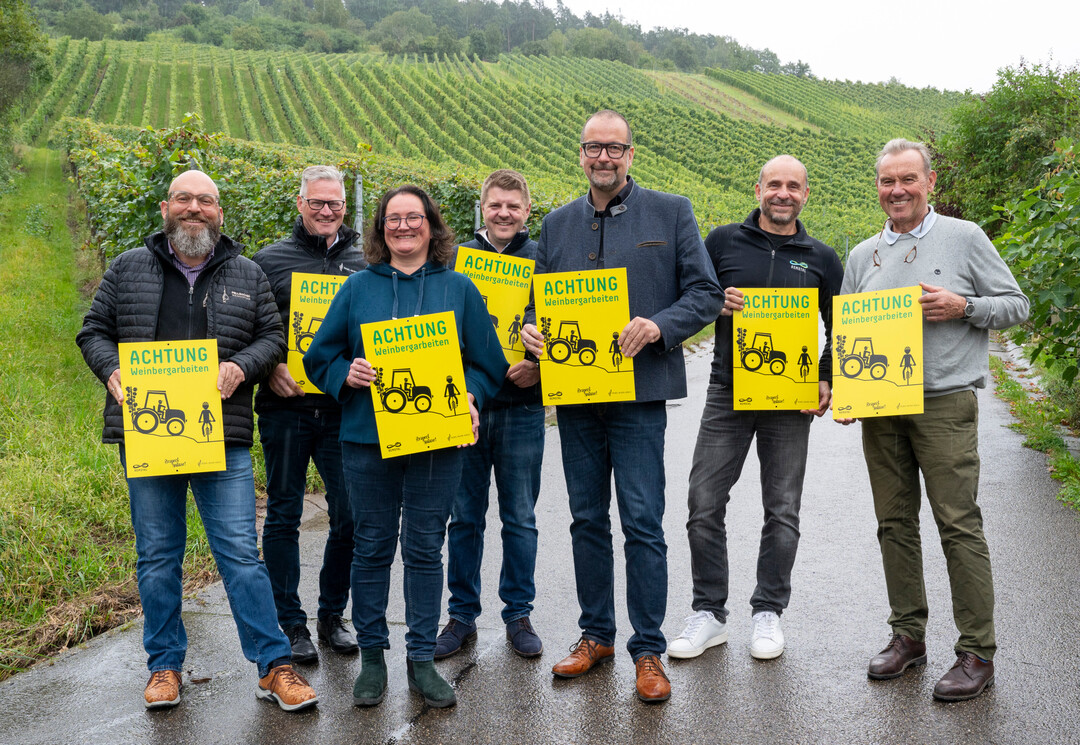 Im Remstal wurden die neuen Warnschilder angebracht (v. l.): Albrecht Schurr (Winzer), Gerd Holzwarth (Rems-Murr-Kreis), Yvonne Ellwanger (Winzerin), Benedikt Paulowitsch (Brgermeister Kernen im Remstal), Michael Scharmann (Oberbrgermeister Weinstadt), Werner Bader (Remstal Tourismus) und Gert Aldinger (Winzer).