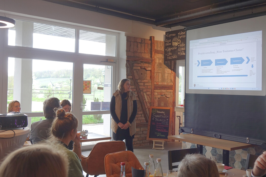 Als Projektverantwortliche ist Laura Liebegut im engen Austausch mit Winzern, Gastronomie, Tourismus und weiteren Stakeholdern in der Region.