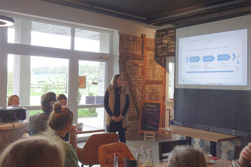 Als Projektverantwortliche ist Laura Liebegut im engen Austausch mit Winzern, Gastronomie, Tourismus und weiteren Stakeholdern in der Region.