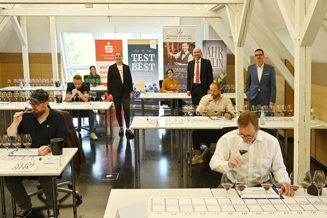 <i>Bei der Jury-Verkostung (v. l.): Carsten Henn, Lars Daniels, Katharina Rder, Carolin Gro vom Ahrwein e. V., Elena Hart-Skilling, KSK-Vorstandsmitglied Guido Mombauer, Lukas Sermann, Ulrich Hagenmeyer und Alexander Kohnen vom IWI.</i>