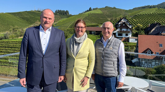 Bei der Pressekonferenz (v. l.): BWGV-Prsident Dr. Ulrich Theileis, BWGV-Weinexpertin Ute Bader und der Geschftsfhrer der Alde Gott Winzer Schwarzwald eG, Gnter Lehmann.