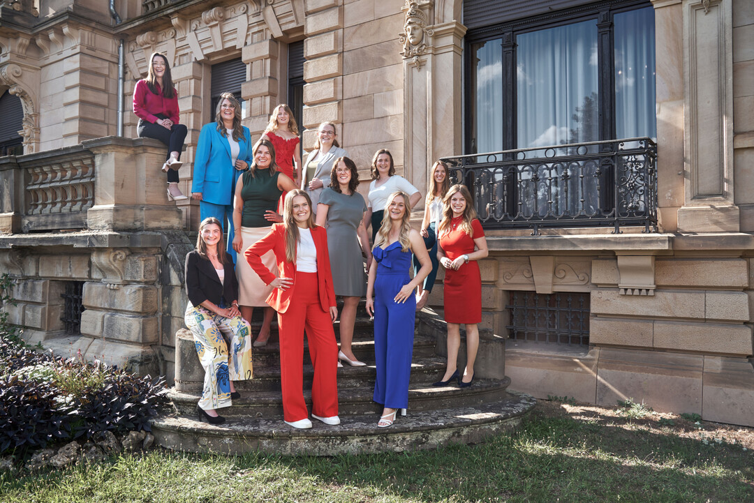 Die Kandidatinnen beim Vorbereitungsworkshop zur Wahl der Deutschen Weinknigin (von hinten links): Lisa Lehritter (Franken), Katja Hermann (Ahr), Alona Chesnok (Sachsen), Nina Kaltwasser (Hessische Bergstrae), Annalena Baum (Rheinhessen), Larissa Salcher (Wrttemberg), Julia Noll (Baden), Katharina Grff (Nahe), Marie-Sophie Schwarz (Mosel), Julia Lambrich (Mittelrhein), Lea Blumenthal (Saale-Unstrut) und Charlotte Weihl (Pfalz). 