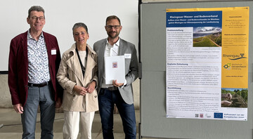 Prof. Dr. Eckhard Jedicke von der Hochschule Geisenheim University, Abteilungsleiterin Landwirtschaft im Hessisches Ministerium Annette Enders und Geschftsfhrer des Rheingauer Weinbauverband Dominik Russler (v.l.) bei der bergabe des Frderbescheids.
