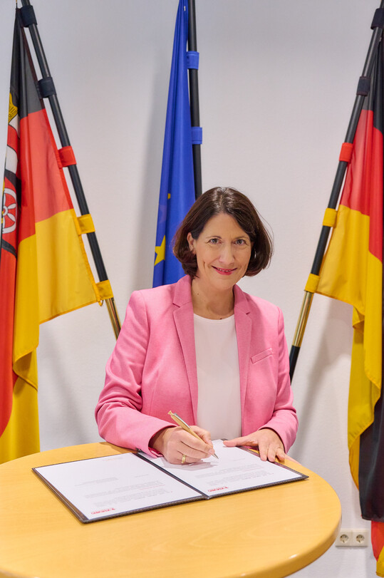 Ministerin Daniela Schmitt bei der Unterzeichnung. 
