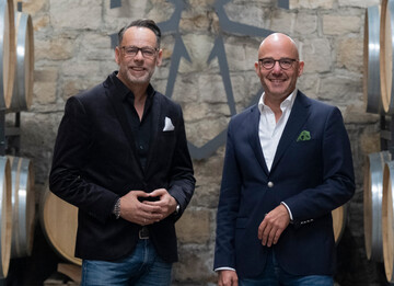 Der neue Vertriebsleiter Eugen Stefanescu (links) mit Hagen H. Rdlin, geschftsfhrender Vorstand der Markgrfler Winzer.