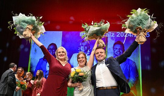 Das neue Hoheiten-Trio in der Pfalz (v. l.): Weinprinzessin Lara Karr, Weinkönigin Denise Stripf und Weinhoheit Manuel Reuther.