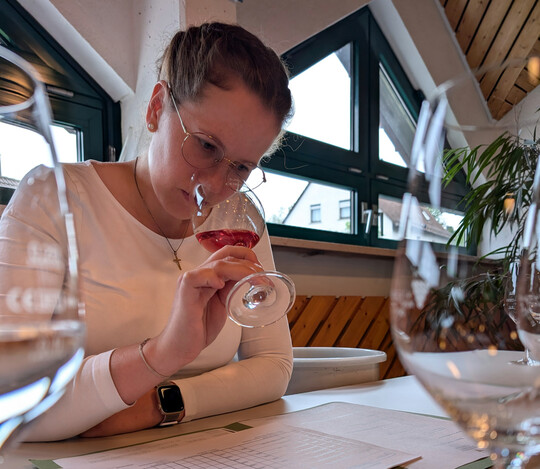 Wrttembergs amtierende Weinknigin und ausgebildete Winzerin Larissa Salcher verkostete in der Jury mit. 