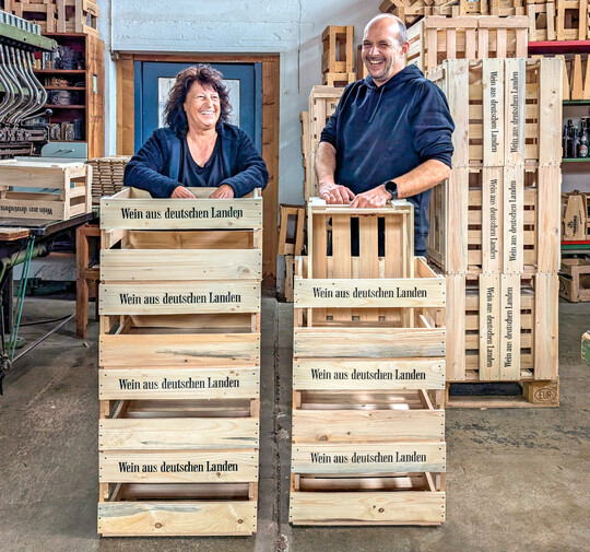 Werner Lessmann und Sigrid Hhenberger-Peterek stellen in dritter Generation Holzkisten her.