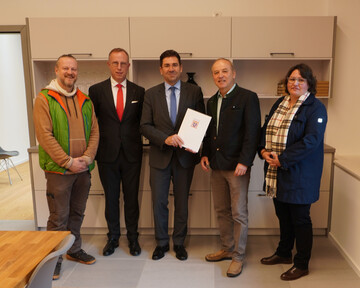 Bei der Frderbescheid-bergabe (v. l.): Jochen Bug (Kellermeister Weingut Schloss Vollrads) Frank Diefenbach (Vorstand Nassauische Sparkasse), Regierungsprsident Prof. Dr. Jan Hilligardt, Ralf Bengel (Geschftsfhrer Weingutsverwaltung Schloss Vollrads KG) und RP-Dezernatsleiterin Veronica Ullrich.
