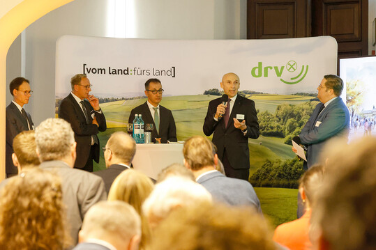 Beim Weinempfang des Deutschen Raiffeisenverbands (v. l.): DRV-Hauptgeschftsfhrer Jrg Migende, DRV-Prsident Franz-Josef Holzenkamp, Bundesminister Cem zdemir, FA-Vorsitzender Frank Jentzer, Leiter Public Affairs Christoph Metzner

