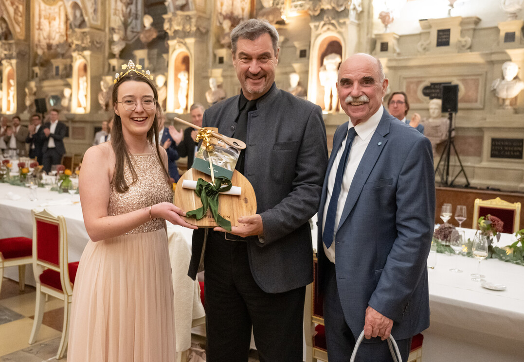 Der Bayerische Ministerprsidenten Markus Sder (Mitte) zusammen mit der Frnkischen Weinknigin Lisa Lehritter und Weinbauprsident Artur Steinmann in der Residenz in Mnchen.