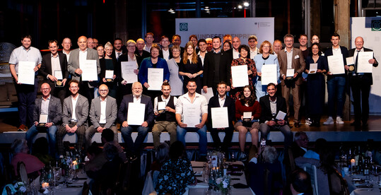 Ministerialdirektorin Gaby Kirschbaum und Freya von Czettritz, CEO der DLG Holding, berreichten Urkunde und Medaillen gemeinsam mit DWV-Prsident Klaus Schneider und der Deutschen Weinknigin Charlotte Weihl an die Bundesehrenpreistrger 2024.