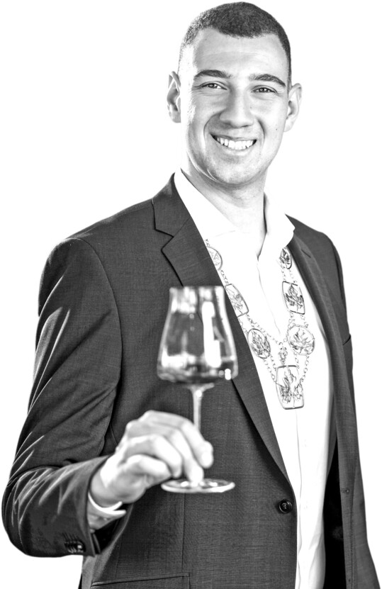 Als erster Mann bernimmt Levin McKenzie das Knigsamt in einer Weinregion.