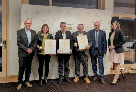 Die Gewinner der Staatsehrenpreise – das Weingut Anita Landesvatter, die Gebrüder Weibler GbR und die Lauffener Weingärtner – zusammen mit Vizepräsident Peter Albrecht (links), Ministerialdirigent Dr. Konrad Rühl (zweiter von rechts) und Weinkönigin Larissa Salcher (rechts).