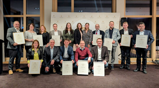 Die Gewinner der Staatsehrenpreise und Ehrenpreise 2024 zusammen mit den drei Wrttemberger Weinhoheiten. 