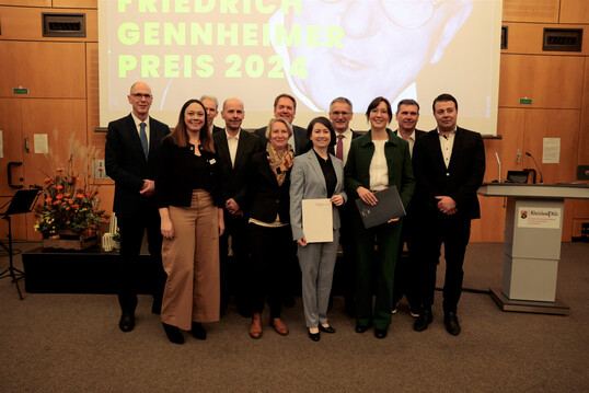 Bei der Preisverleihung (v. l.): Prsident Prof. Dr. Gunther Piller, Prof. Dr. Laura Ehm, Prof. Dr. Andreas Kortekamp (DLR Rheinpfalz), Dr. Guido Harms, Janine Mller (BASF), Prof. Dr. Gsta Jamin, Preistrgerin Jessica Krau, Landtagsprsident Hendrik Hering, Preistrgerin Leonie Wagner, Prof. Dr. Jochen Bogs und Prof. Dr. Dominik Durner.