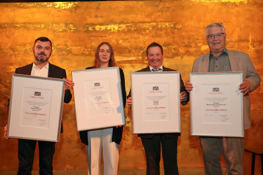 Die vier bayerischen Staatsehrenpreistrger 2024 (v. l.): Stefan Bardorf (Weingut Stefan Bardorf), Alexa Kreglinger (Weingut Kreglinger), Klaus Hfling (Weingut Hfling) und Robert Haller (Weingut Brgerspital Wrzburg).