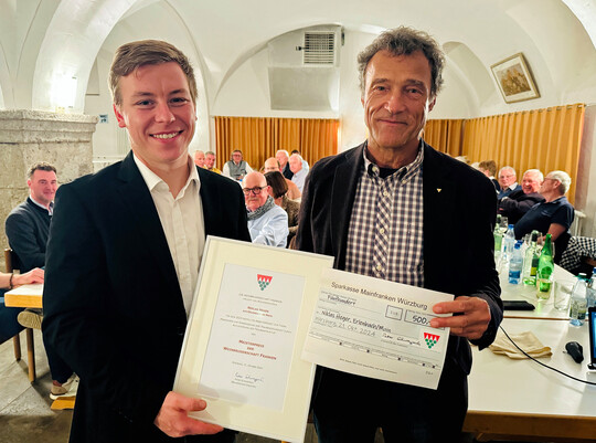 Niklas Heger aus Erlenbach am Main (links) wurde vom Bruderschaftsmeister Peter Schwappach mit dem Meisterpreis der Weinbruderschaft Franken ausgezeichnet. 