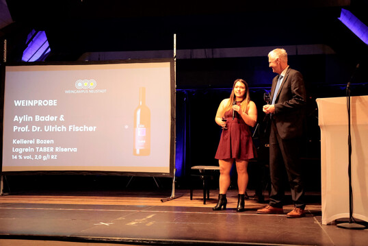  Absolventin Aylin Bader und Prof. Dr. Ulrich Fischer whrend der Weinprobe.