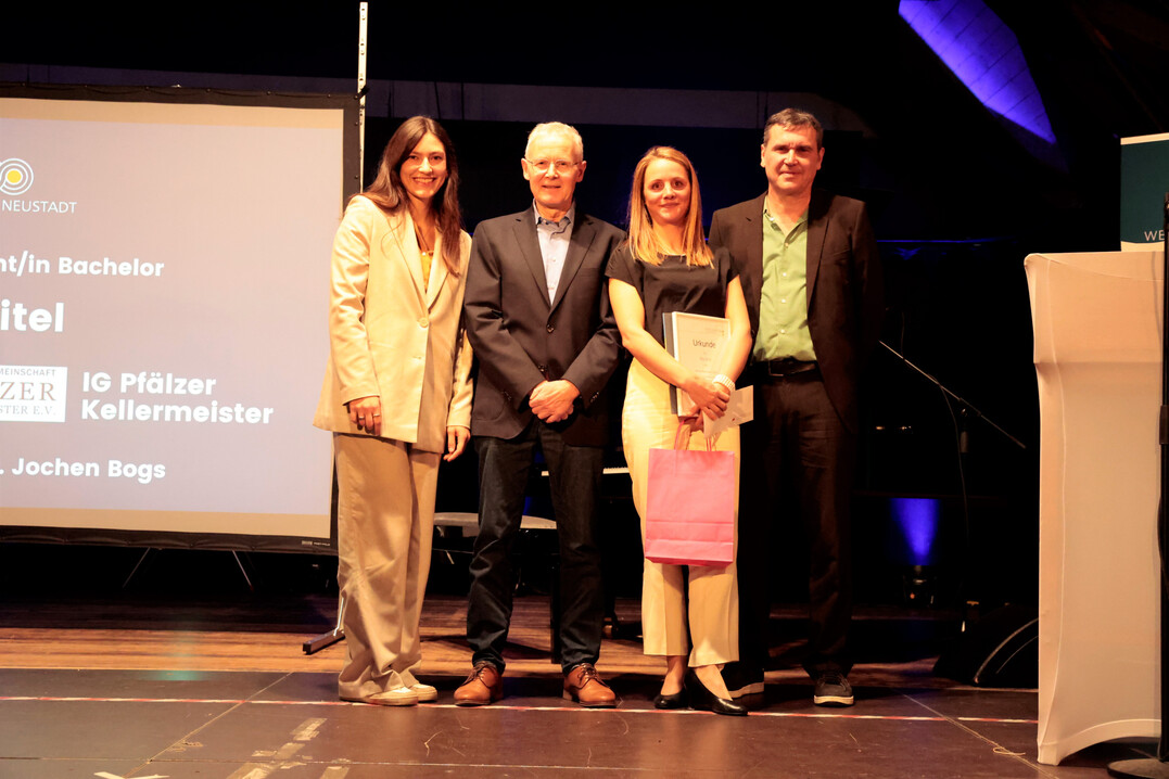 Auszeichnung fr hervorragende Studienleistungen (v. l.): Gina Gehring (Vinissima), Stefan Klein (IG Pflzer Kellermeister), Absolventin Ria Eitel (Bachelorstudium Weinbau & nologie) und Erstgutachter Prof. Dr. Jochen Bogs