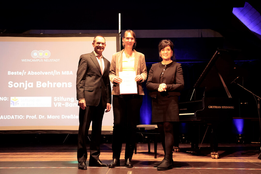 Auszeichnung fr hervorragende Studienleistungen (v. l.): Erstgutachter Prof. Dr. Marc Dressler, Absolventin Sonja Behrens (MBA-Studiengang Wine, Sustainability & Sales) und Regionaldirektorin Sabine Heil (VR Bank Sdpfalz).