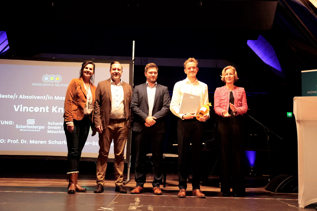 Auszeichnung fr hervorragende Studienleistungen (v. l.): Liliana Borodina und Tobias Schneider (Firma Laffort), Markus Kehrer (Scharfenberger GmbH), Absolvent Vincent Knichel (Masterstudiengang Weinbau & nologie) und Erstgutachterin Prof. Dr. Maren Scharfenberger-Schmeer