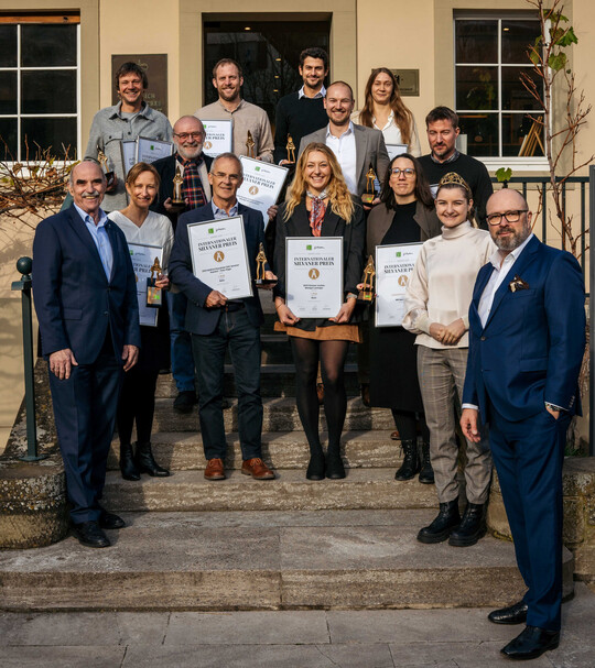 Bei der Auszeichnung (v. l.): Silvaner Forum-Vorsitzender Artur Steinmann, die Gewinner der Goldenen Rebschere, die Deutsche Weinprinzessin Katharina Grff sowie Verkostungs-Leiter und Vinum-Chefredakteur Harald Scholl.