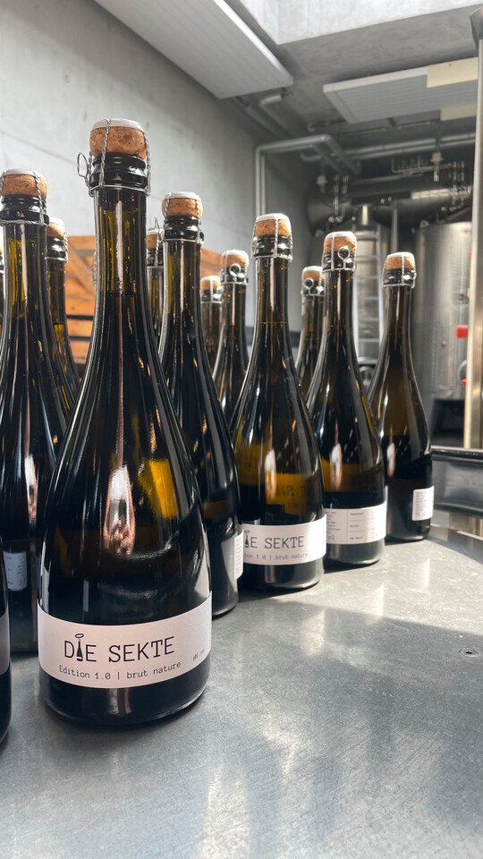 Das Lifestyle-Produkt Die Sekte bietet ein besonderes Aromenspiel: Ein Mix aus den Grungen im Holzfass und Edelstahltank.