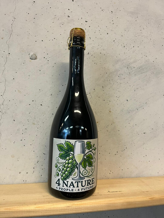 Beim 4 Nature-Team trifft nachhaltiger Weinbau auf Charity, denn ein Euro pro Flasche fliet an Aufforstungsprojekte. 