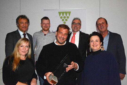 Der Gewinner des Winzer-Ehrenpreises Paul Weltner (vorne, Mitte), umringt von Winzern und Winzerinnen, die ihre Silvanerweine am Festabend vorgestellt haben. Auerdem mit dabei ist Bruderschaftsmeister Peter Schwappach (hinten, links). 