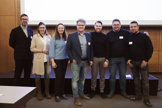 Die Referenten des 31. Weinmarketingtag Rheinland-Pfalz (v. l.): Ronan Lamballais (Bilberry Conseil), Victoria Lergenmller (Weinhaus Lergenmller), Prof. Dr. Laura Ehm (Weincampus Neustadt), Bernd Wechsler (Kompetenzzentrum Weinmarkt & Weinmarketing RLP), Daniel Schmitt (Weingut Bianka & Daniel Schmitt), Bas van Gijzen (Laurenz) und Daniel Mattern (Weingut Mattern).