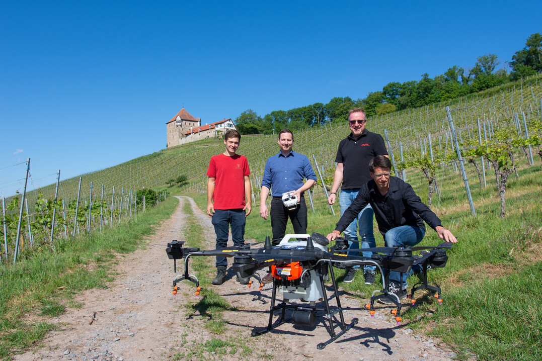 Sprhdrohne DJI Agras T16 auf einer Versuchsflche der LVWO Weinsberg. Personen auf dem Bild (von links nach rechts): Martin Joos und Dr. Manuel Becker (LVWO Weinsberg), Mischa Kohnen (Droneparts), Johannes Bertsch (Dronexperts).