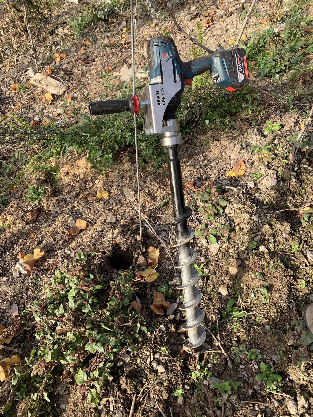 Das System DrillFast basiert auf einem Standard-Akkuschlagbohrer. Für den Einsatz im Weinbau eignet sich vor allem der Bohrstab mit 80 mm Durchmesser.