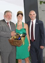 Auch der Präsident des Fränkischen Weinbauverbandes Arthur Steinmann (rechts) und die Fränkische Weinkönigin Melanie Dietrich nahmen Abschied von Präsidenten der LWG, Anton Magerl.