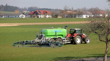 Die Umsetzung der europischen Nitratrichtlinie in die deutsche
Dngeverordnung steht zurzeit auf dem Prfstand der EU-Kommission. 
