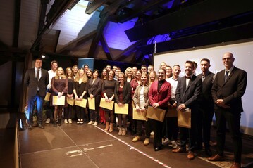 Die Absolventen des dualen Bachelor Weinbau & Oenologie nach der 
Zeugnisbergabe durch Prsident Prof. Dr. Gunther Piller der Hochschule fr Wirtschaft und Gesellschaft 
Ludwigshafen (rechts im Bild) und Prof. Dr. Dominik Durner (links im Bild).