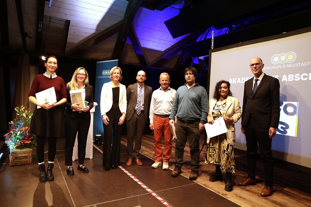 Die Absolventen des dualen deutsch-franzsischen Master Weinbau & Oenologie 
nach der Zeugnisbergabe durch Prsident Prof. Dr. Gunther Piller der Hochschule fr Wirtschaft und 
Gesellschaft Ludwigshafen (rechts im Bild) und Prof. Dr. Maren Scharfenberger-Schmeer (dritte von links).