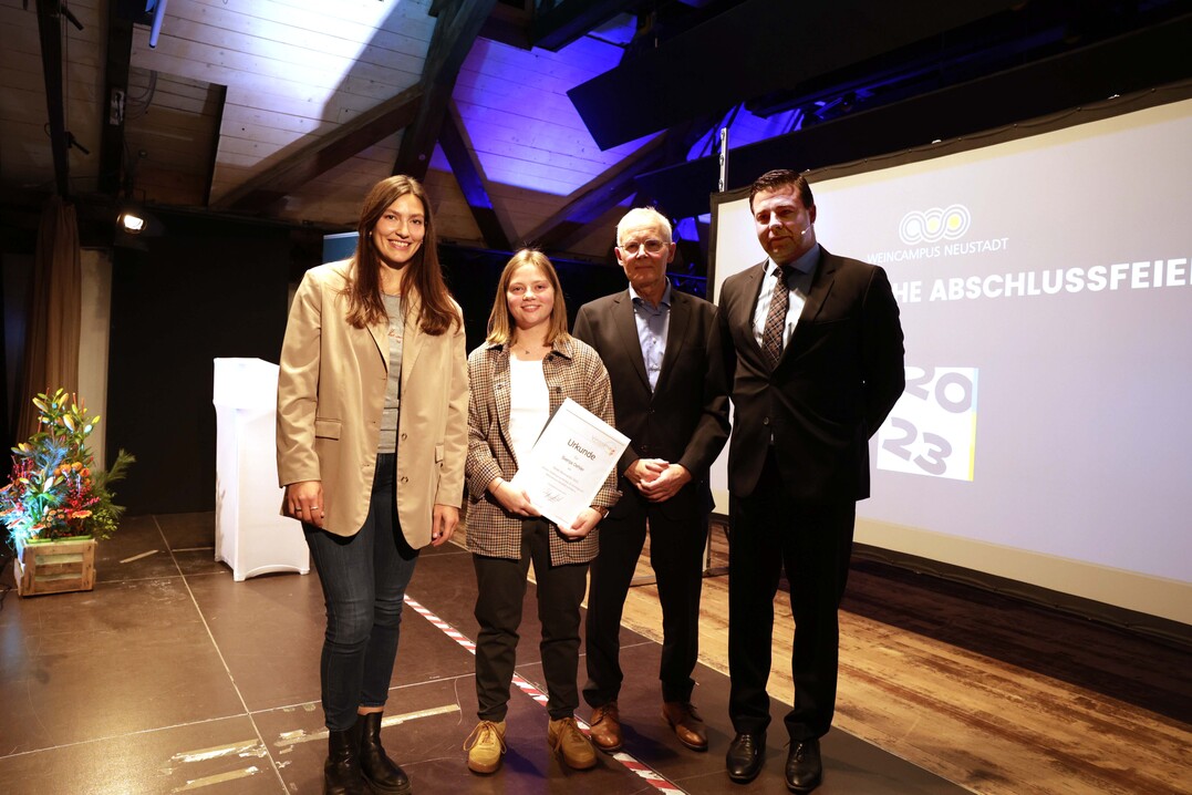 Auszeichnung Beste Absolventin
Bachelor (v.l.r.): Sachpreisstifter Vinissima (Gina Gehring, Vorstand Vinissima), Preistrgerin Svenja Oehler, 
Preisstifter IG Pflzer Kellermeister (Stefan Klein, erste Vorsitzende) und Prof. Dr. Dominik Durner