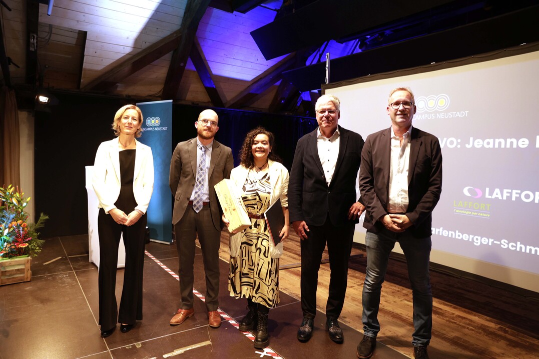 Auszeichnung Beste 
Masterarbeit FAVO (v.l.): Prof. Dr. Maren Scharfenberger-Schmeer, Studiengangsleiter Dr. Ing. Romain Pierron, Universit 
de Haute-Alsace Mulhouse-Colmar, Preistrgerin Jeanne Laforge, Scharfenberger GmbH und Georg Lenhardt,
Firma Laffor.