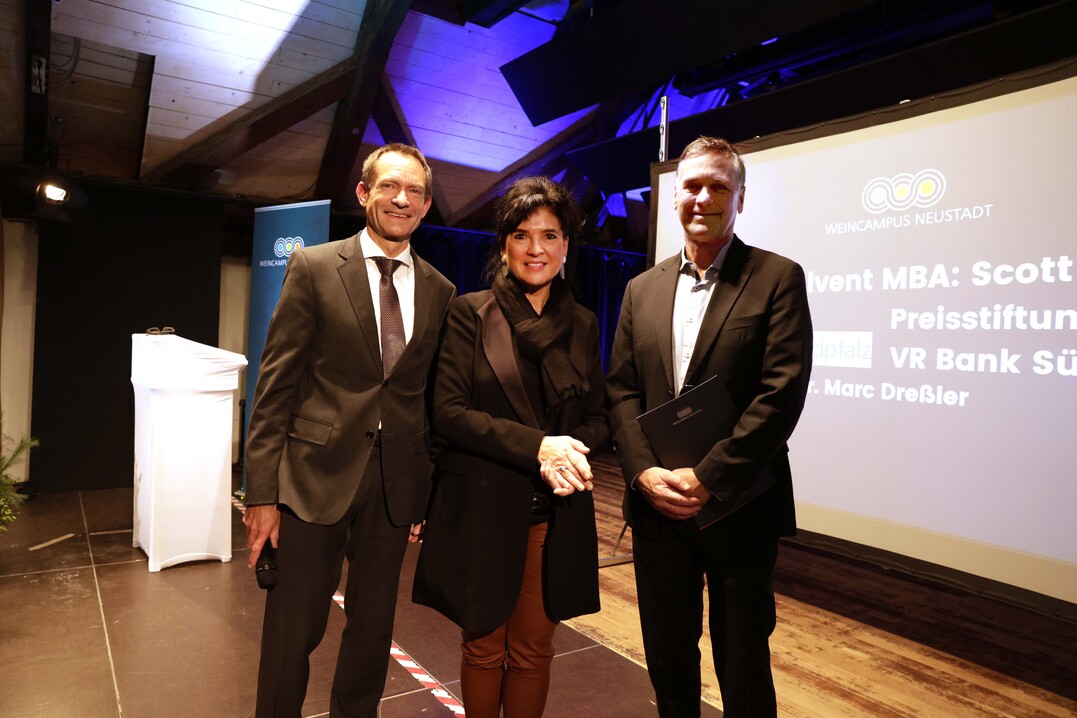 Auszeichnung Bester Absolvent MBA  (v.l.): Prof. Dr. Marc Dreler, Preisstifter VR Bank Sdpfalz (Sabine Heil, Regionaldirektorin) und 
Preistrger Scott Sheridan.