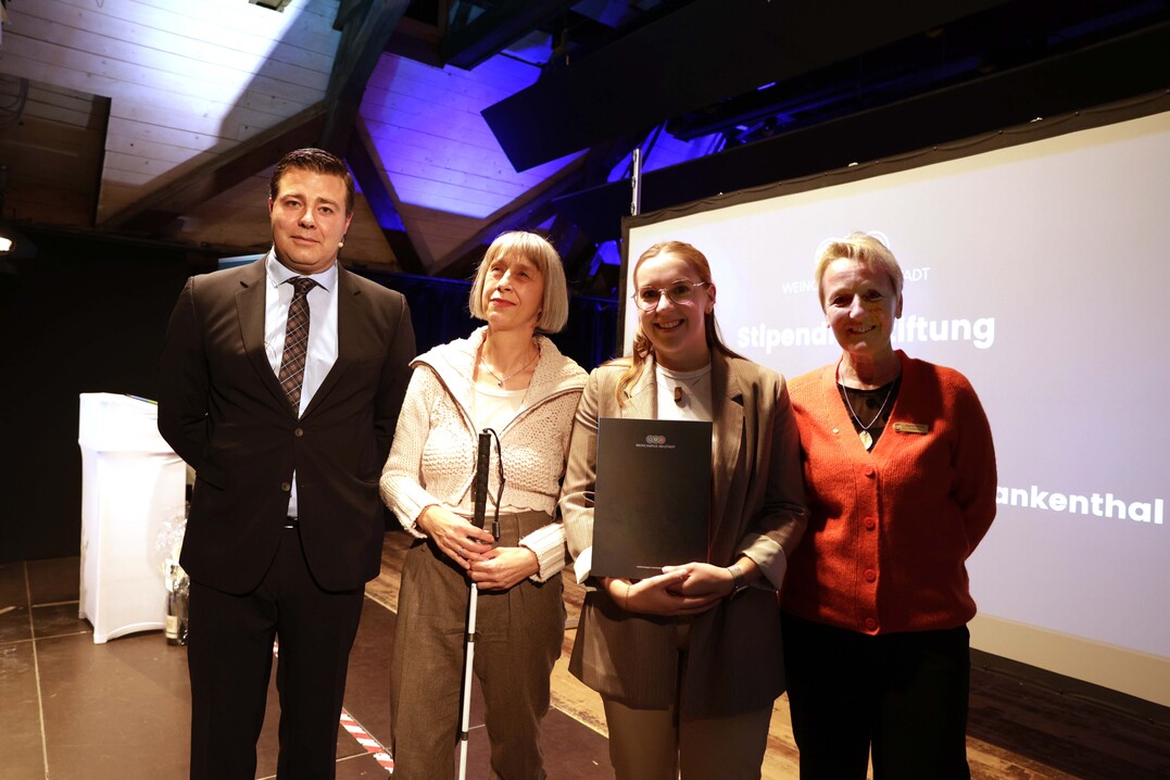 Anerkennung Studienleistungen (v.l.): Prof. Dr. Dominik Durner, erste Vizeprsidentin Kerstin Sauer vom Soroptimist Club Frankenthal, 
Stipendiatin Lea Lechner und Prsidentin Dagmar Weitzer vom Soroptimist Club Frankenthal.
