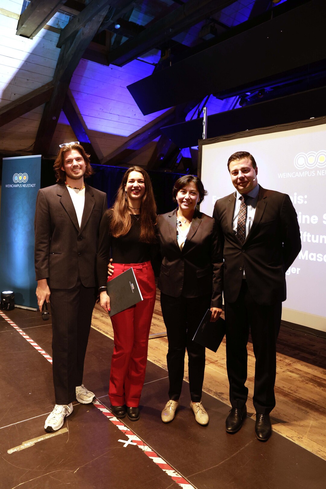 Gewinnerinnen des Engagementpreis (v.l.): Nick Hellinger (Fachschaft Weincampus Neustadt), Preistrgerinnen Nadine Schuster und Jana 
Beck sowie Prof. Dr. Dominik Durner.