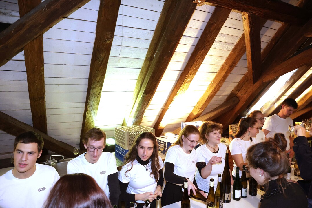 Studierende des Weincampus, hier in T-Shirts des Campuswein NEO, bernahmen den Wein- und 
Sektausschank der akademischen Abschlussfeier.
