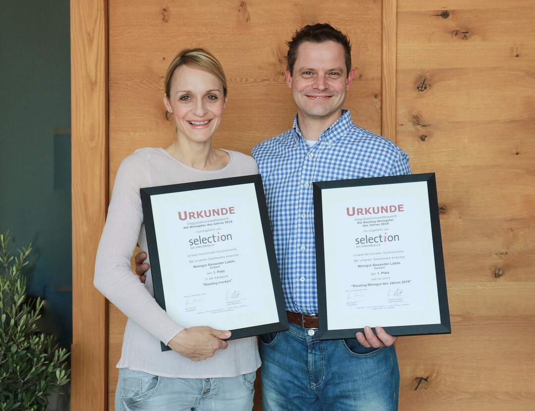 Corinna und Alexander Laible strahlen ber den Doppelerfolg  Riesling-Weingut des Jahres und bester Riesling Deutschlands.